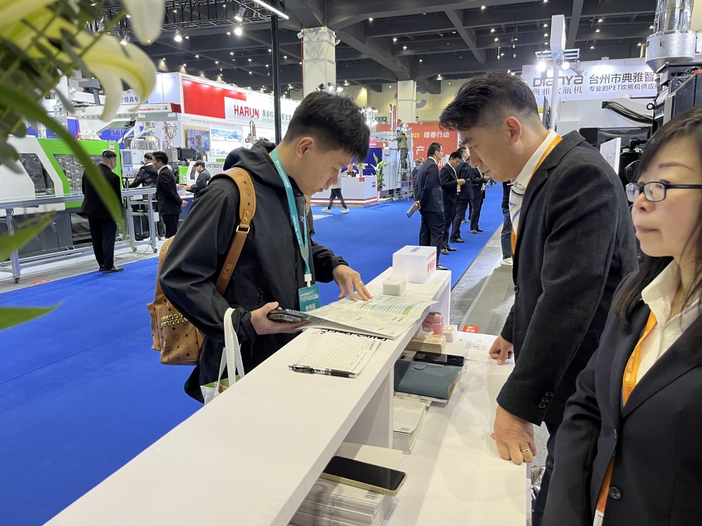 高效注塑、創(chuàng)新領(lǐng)航 | 東華機(jī)械攜行業(yè)前沿技術(shù)亮相鄭州展